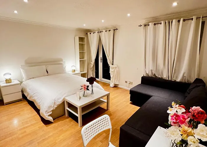 A Calm Stay Near Battersea Reach